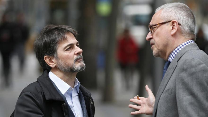 Oriol Pujol conversa con su abogado, hoy en Madrid.