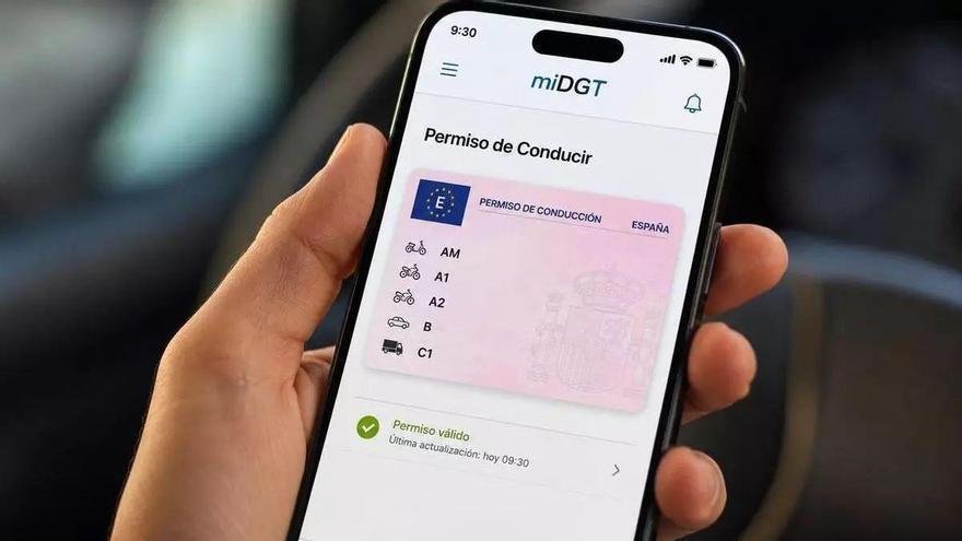 La UE cambia las reglas: a partir de 2027 los conductores llevarán el carnet de conducir y todos los documentos oficiales en una cartera digital en el móvil