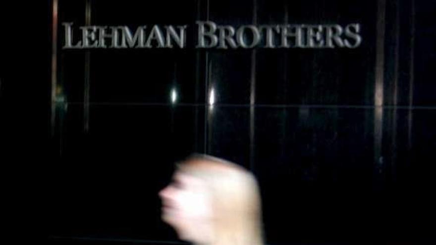 Una empleada en la antigua sede de Lehman Brothers. // Peter Foley