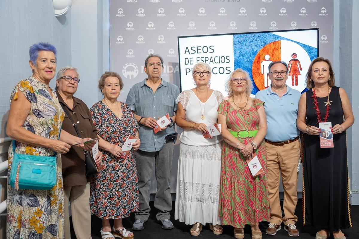 La delegada de Mayores, Catalina Alarcón, junto a representantes del Consejo Local de Mayores durante la presentación de la nueva Guía de Aseos Públicos de Mérida.