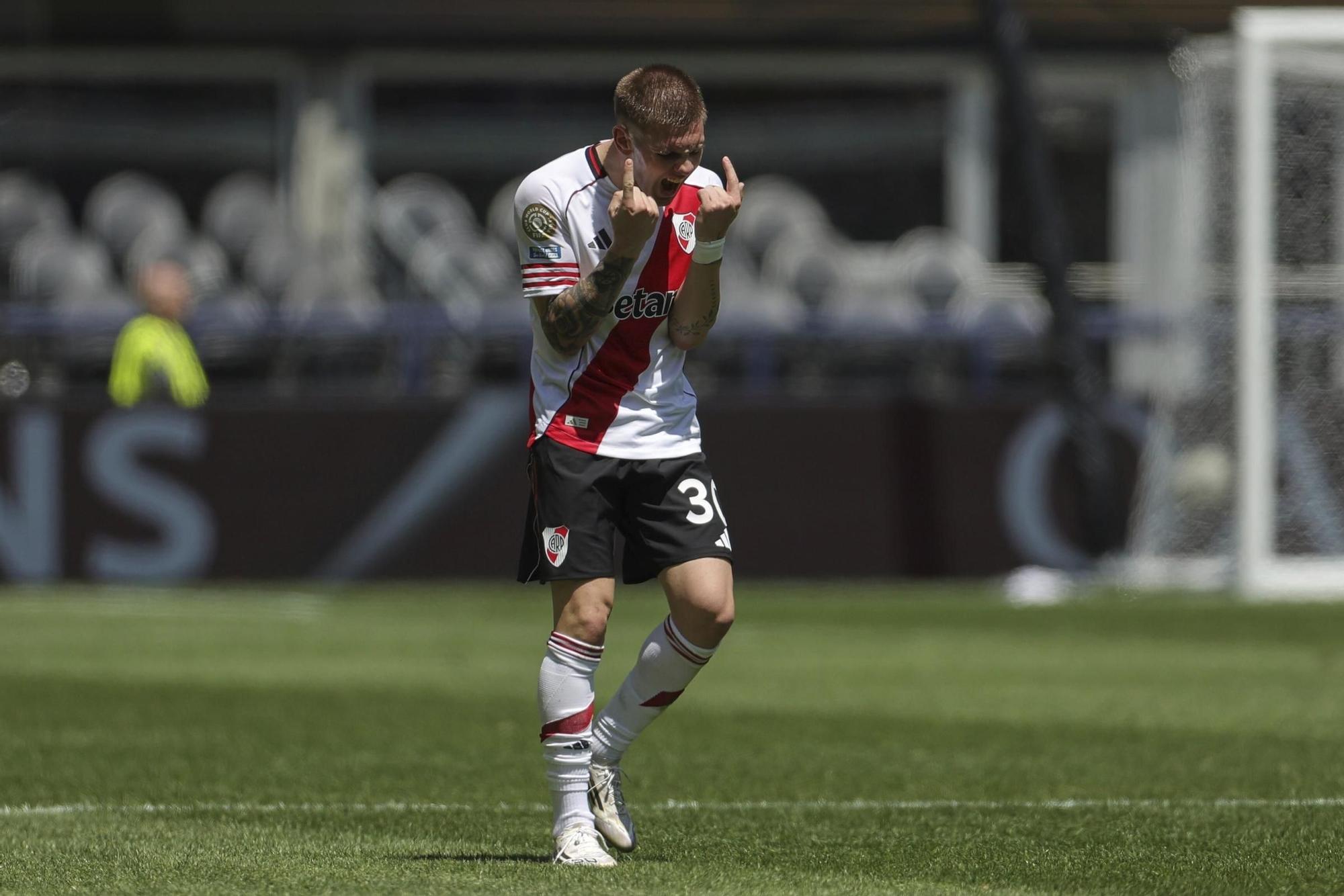 Evelyne buyle nue Do you want to see her boobies & pussy?