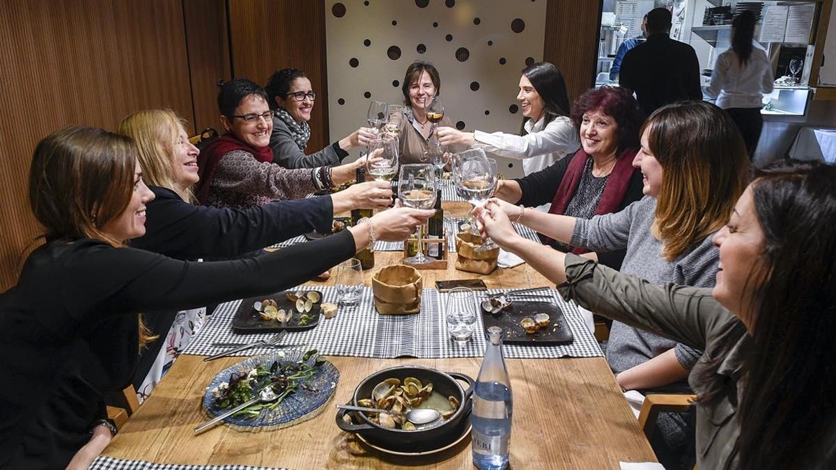 Un grupo de mujeres celebra una comida de empresa y de Navidad en Sant Boi