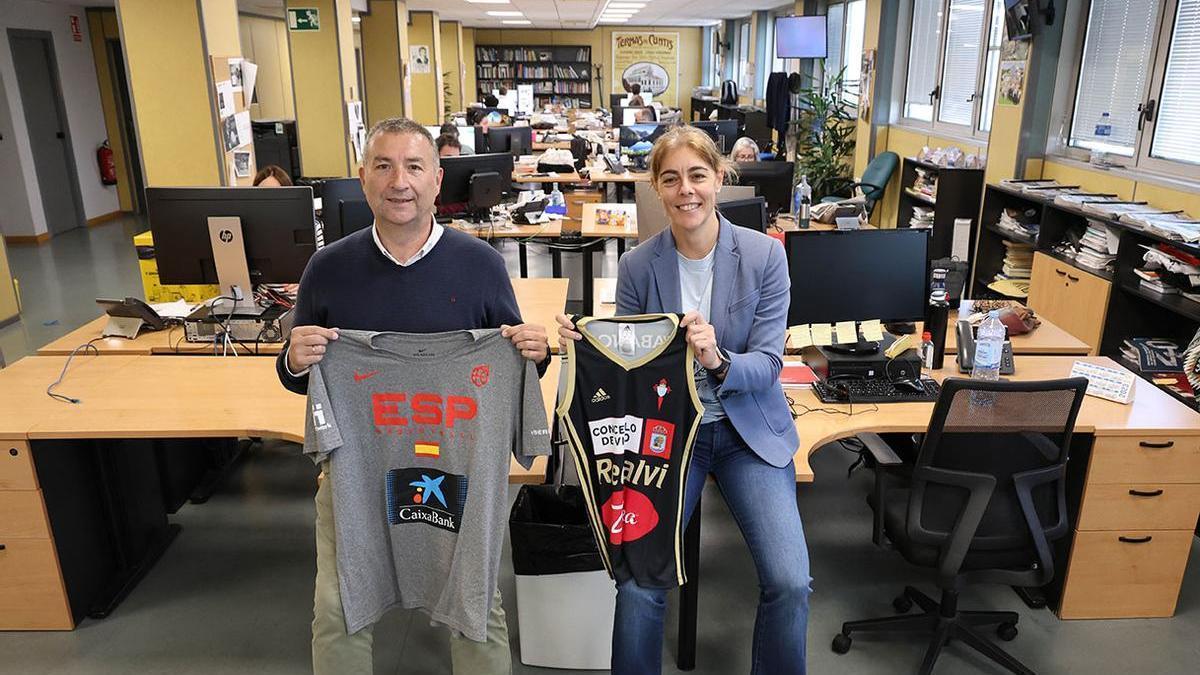 Miguel Méndez con la camiseta de la selección y Cristina Cantero con la del Celta Zorka Recalvi en la redacción de Faro