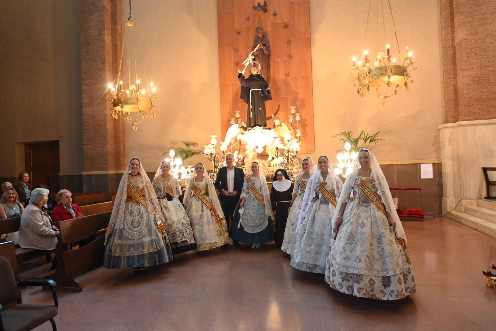 FOTOGALERÍA I Vila-real calienta motores para las fiestas de Sant Pasqual con la ofrenda de huevos a Santa Clara y la presentación de 'llibret'