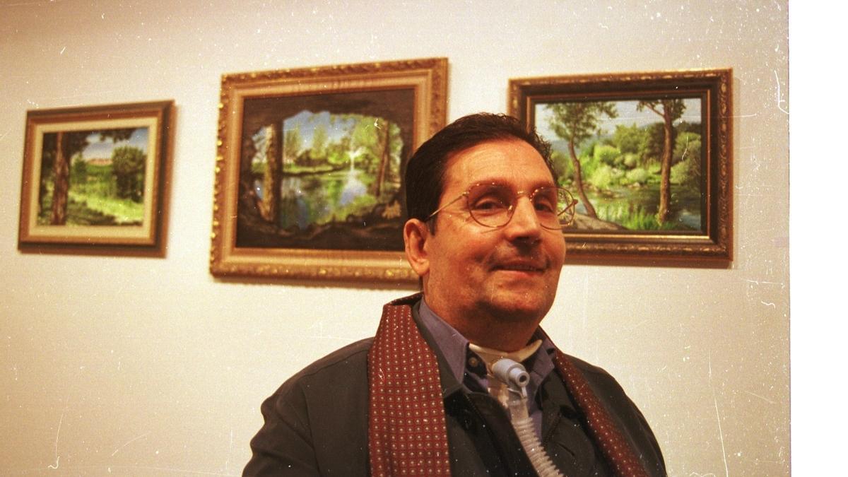 LUIS LORENZO NAVARRO , PINTOR QUE PINTA SUS OBRAS CUADROS CON LA BOCA