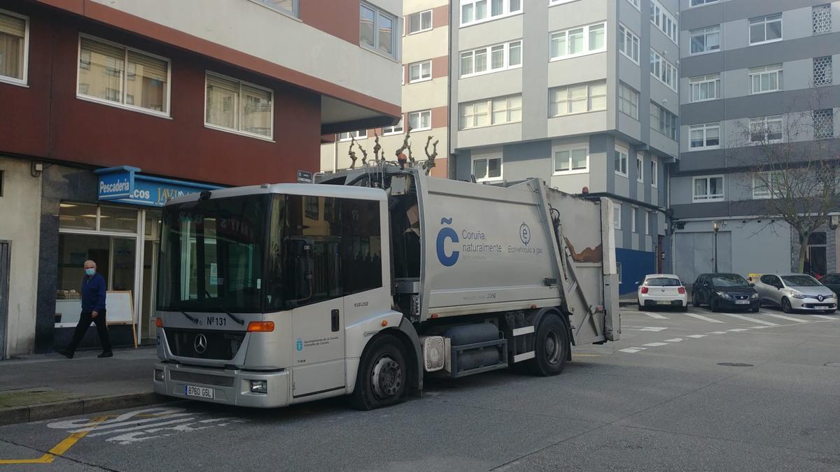 Uno de los camiones del servicio de la basura, hoy, con las ruedas pinchadas en la plaza de la Concordia.