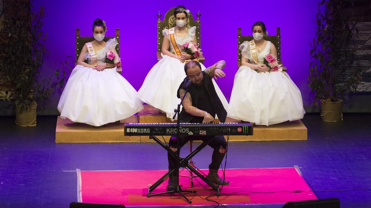 Carlos Voces, interpretando un tema de Queen.