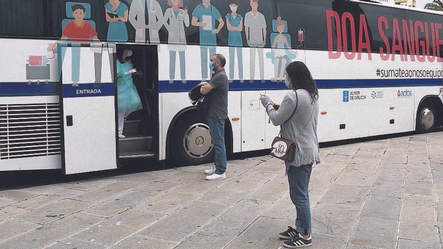 Unidad móvil de ADOS, ayer, en el Obelisco de A Coruña.