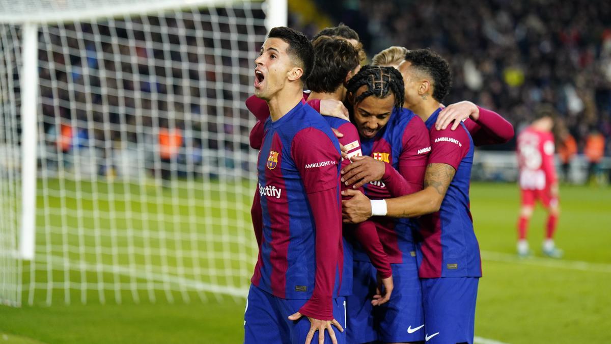 Los jugadores del Barça abrazan a Joao Félix tras el gol del delantero portugués