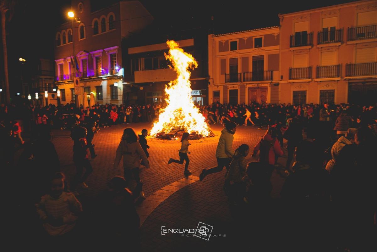 Imatge anterior de la foguera de Sant Antoni a Alcàsser