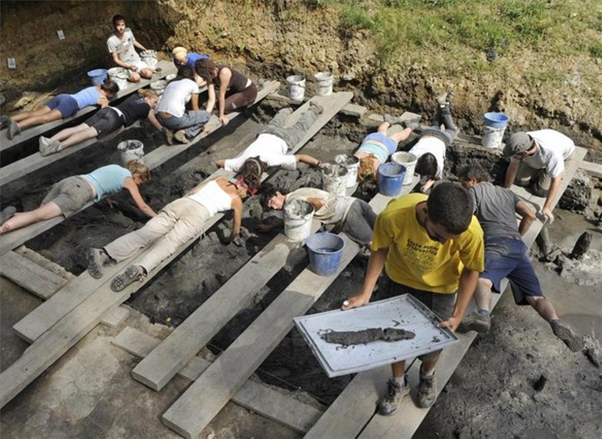 Un grup d’arqueòlegs treballa en les excavacions del Parc Neolític de la Draga, a Banyoles, on s’ha trobat l’arc de caça neolític més antic d’Europa. Un grup d’arqueòlegs treballa en les excavacions del Parc Neolític de la Draga, a Banyoles, on s’ha trobat l’arc de caça neolític més antic d’Europa.