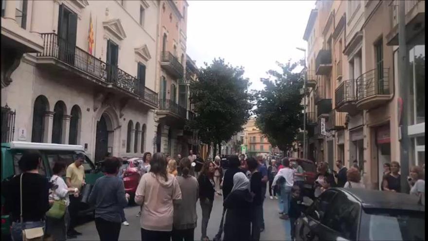 Tallen el carrer nou de Figueres en resposta a la sentència del procés