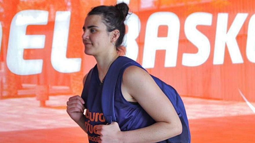 Leticia Romero, al llegar a uno de los entrenamientos en L&#039;Alqueria del Basket