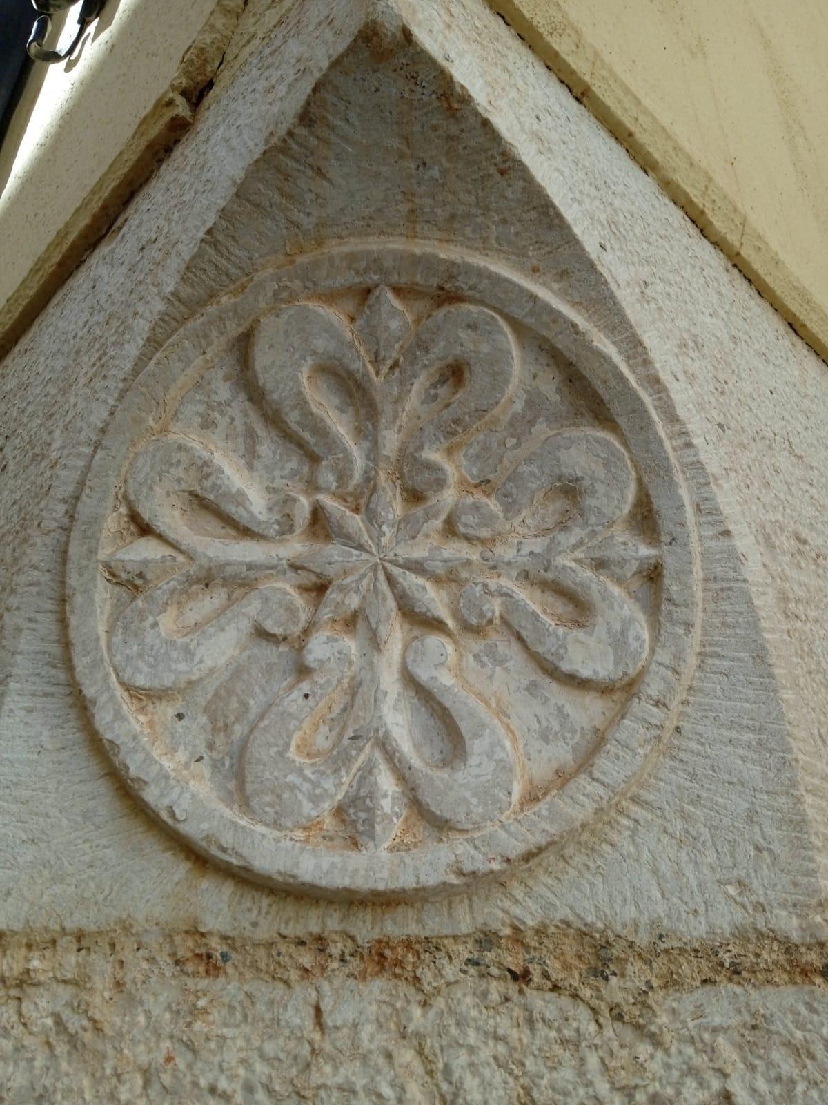 Otros símbolos de la orden de Santo Domingo, la flor de lis y el lucero en esta estrella, también del Convento de las Dominicas de Andrés Pérez.