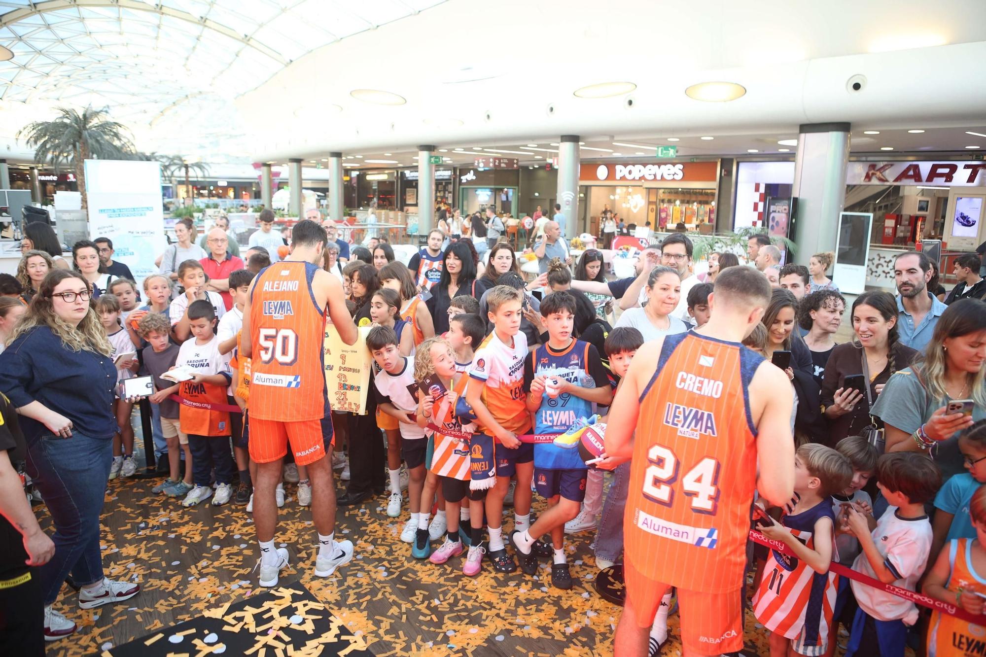 Presentación del equipo del Leyma Coruña en Marineda City