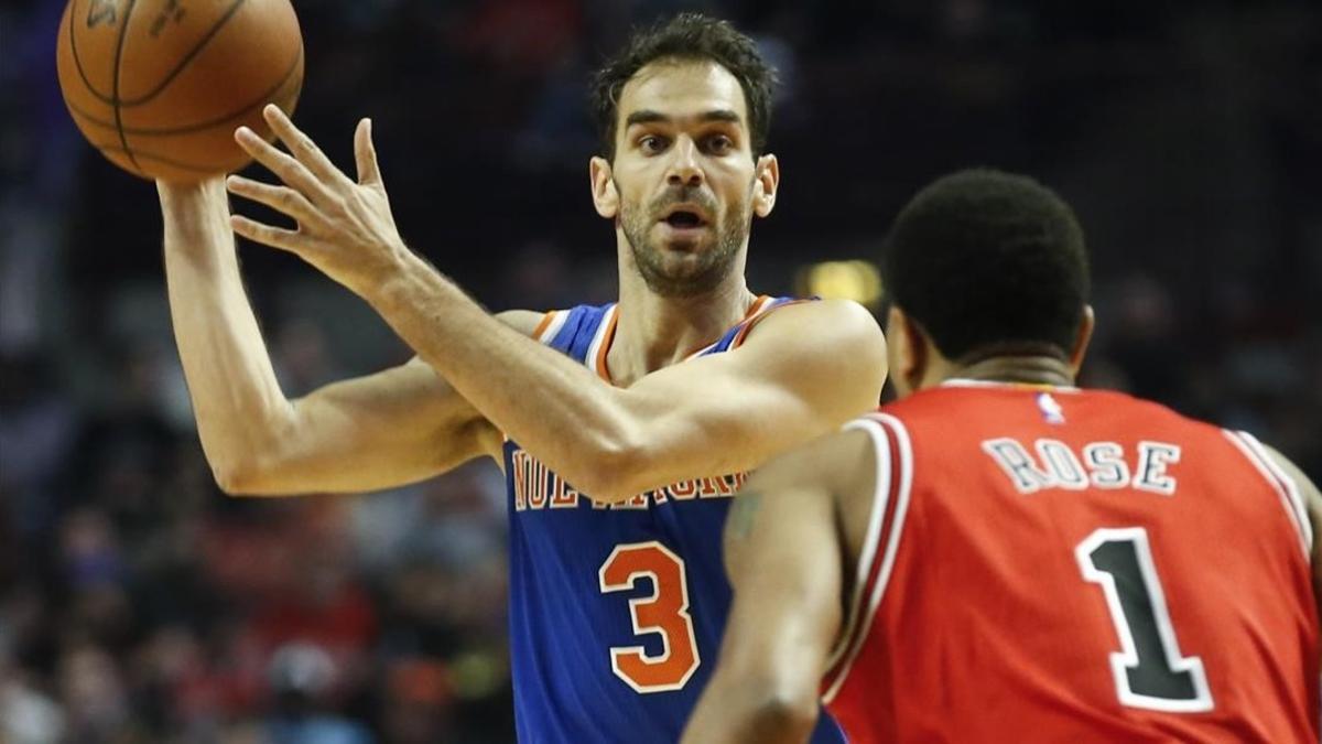 Los jugadores de la NBA José Calderón y Derrick Rose se enfrentan en un partido de la temporada pasada en Chicago