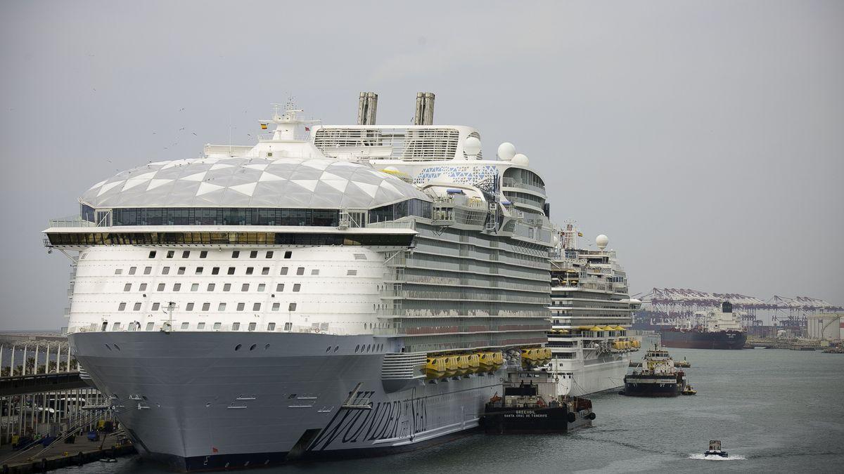 El 'Wonder of the seas', el mayor crucero del mundo en el puerto de Barcelona.