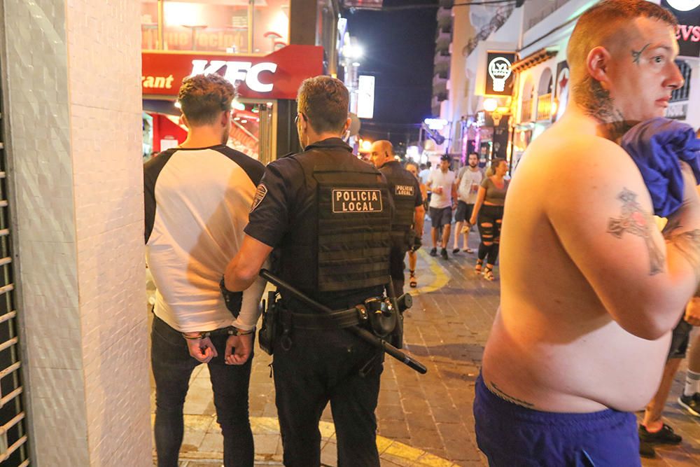Una noche con la Policía en el West End en Sant Antoni (Ibiza)
