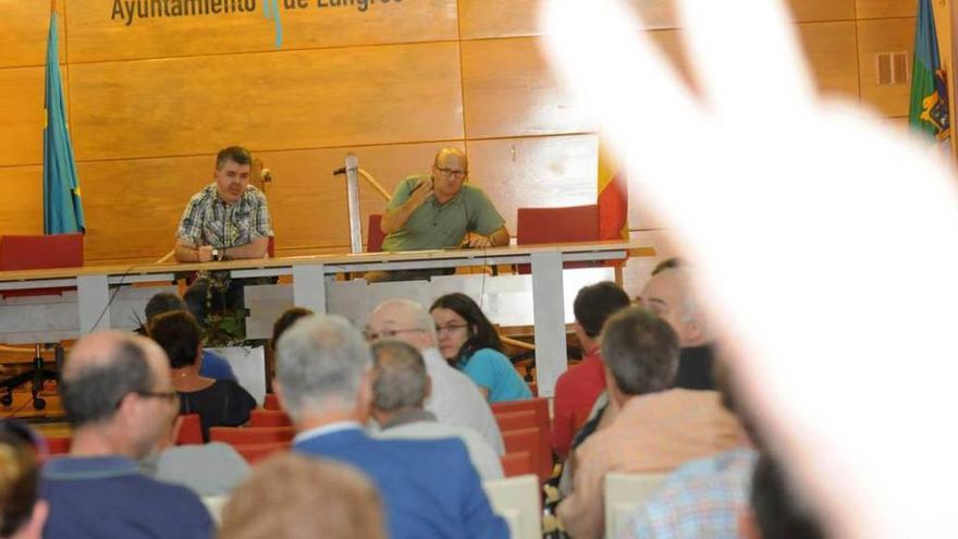 Javier Tato, a la izquierda de la mesa, último presidente de &quot;Santiago&quot;, en una de las asambleas del año pasado.