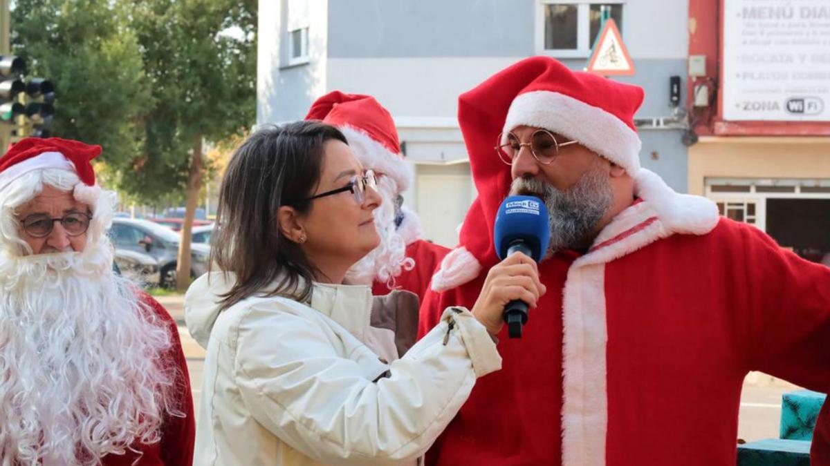 Loles García entrevista a uno de los participantes en el Nadal Solidari.