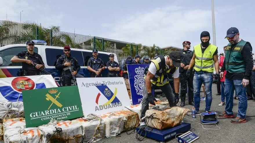 Los 2.700 kilos de cocaína del &quot;Titán Tercero&quot; desembarcados en el puerto de Las Palmas. // Ángel Medina