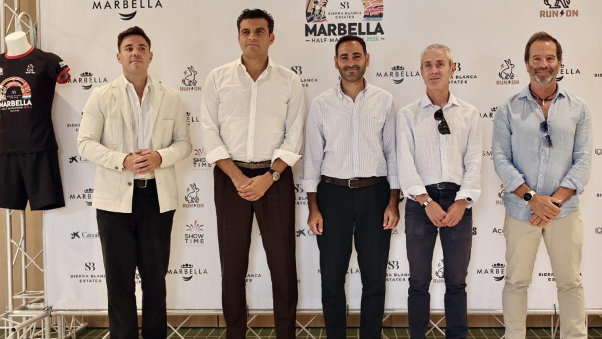 Martín Fiz y los organizadores, en la presentación de la carrera.