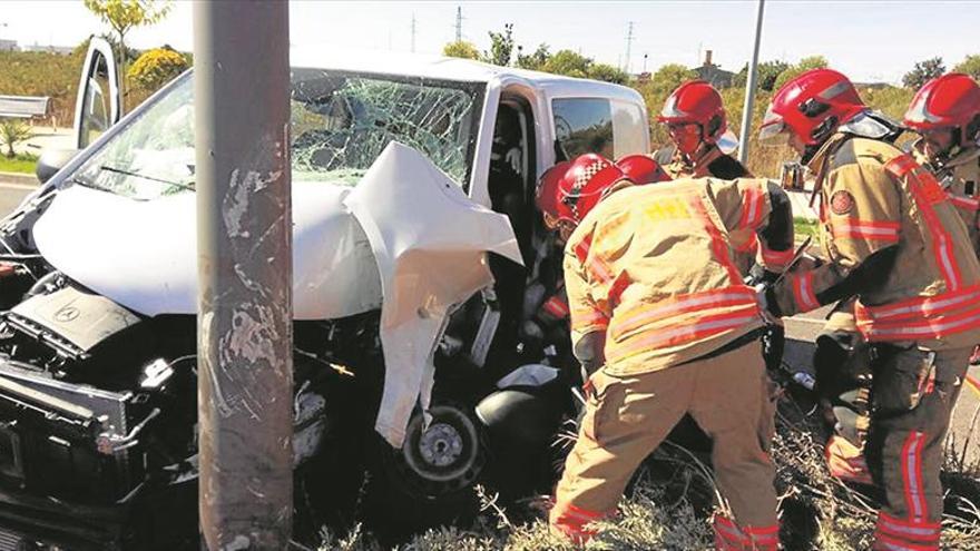 Herido tras salirse de la avenida del Mar y chocar contra un poste