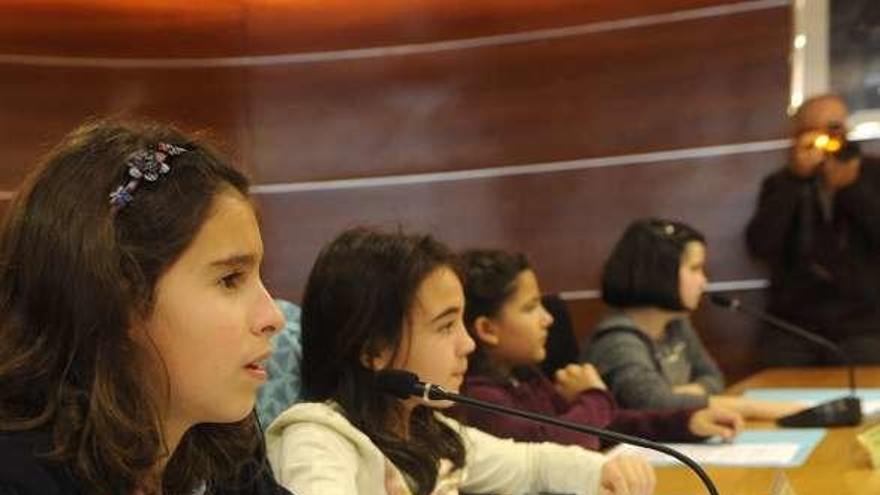 Niños participantes en el pleno infantil, ayer, en el salón de sesiones de Culleredo.