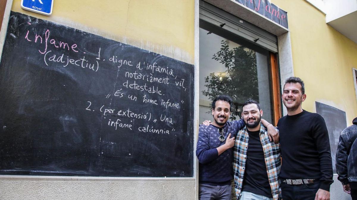 Nafi Barceló, Àlvar Serra y Lionel Bechara, ayer, frente al restaurante La Infamia.
