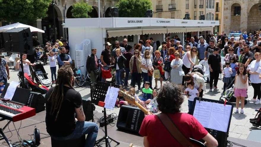 Ambiente en la Feria durante el concierto de &quot;Musikea&quot;.