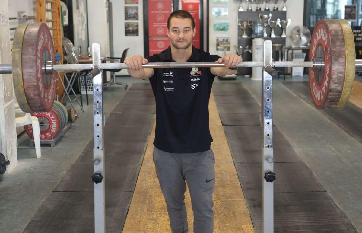 Víctor Castro, en las instalaciones del Club Halterofilia Coruña. | Iago López