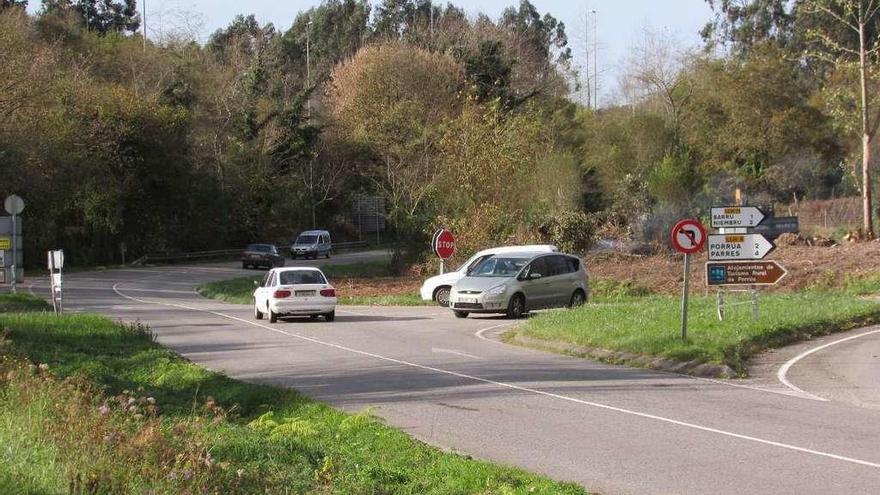 El cruce de Celoriu por el que se accede a Porrúa y Barru, en la AS-263, ayer.