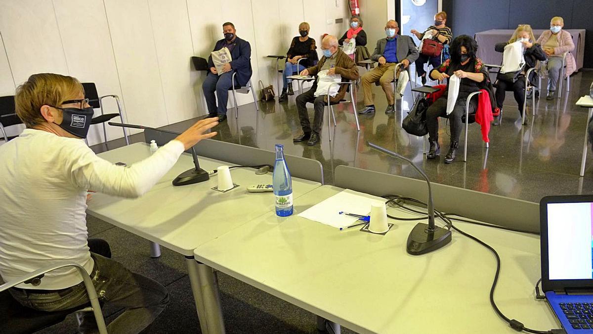 Representantes de colectivos vecinales de los barrios y pedanías, ayer, en la asamblea.