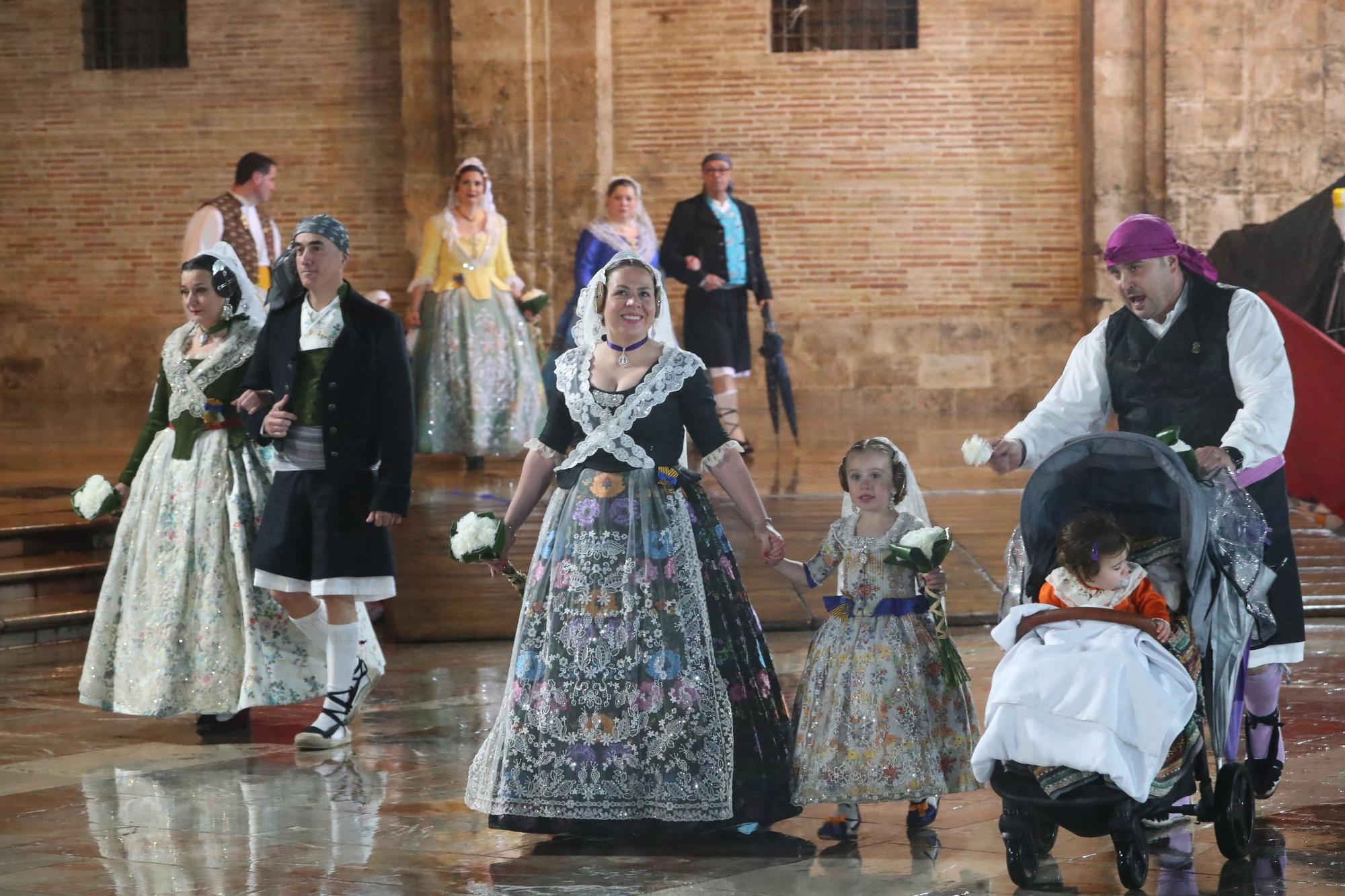 Búscate en el primer día de ofrenda por la calle de la Paz (entre las 19:00 a las 20:00 horas)