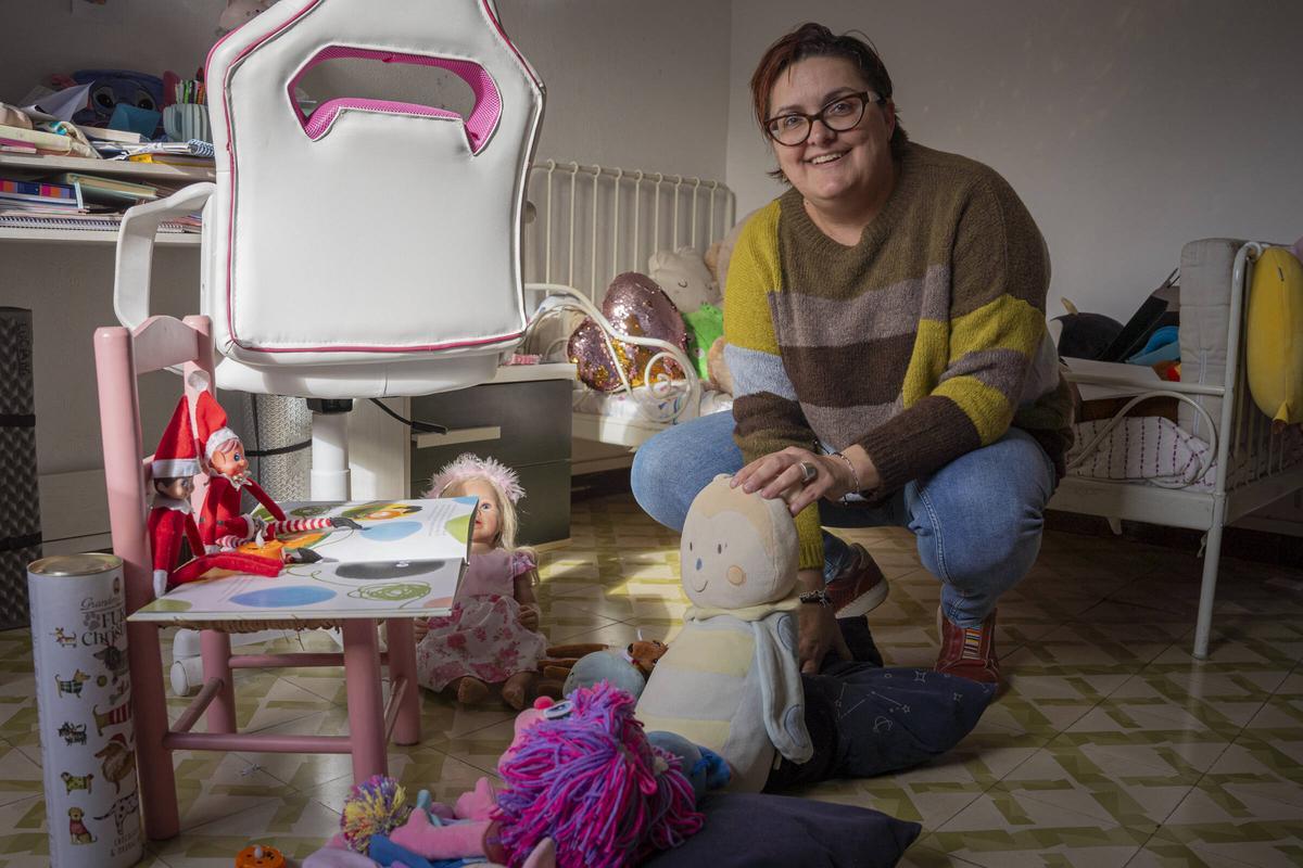 Yolanda González, en el cuarto de su hija junto a los elfos de Navidad.