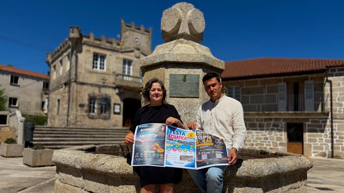 El alcalde en funciones Alberte Lamazares y la concelleira de Cultura, Xulia Ducal, presentaron la programación de agosto en Rodeiro.