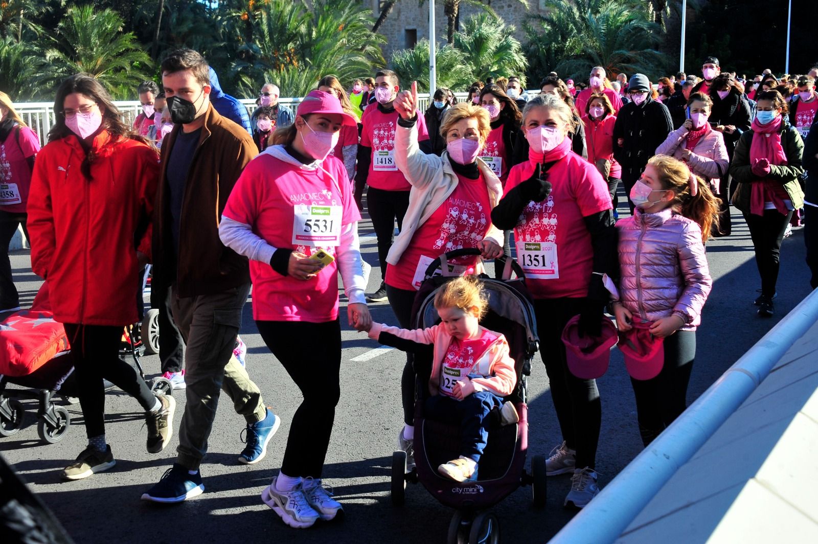 Marea rosa en Elche contra el cáncer de mama