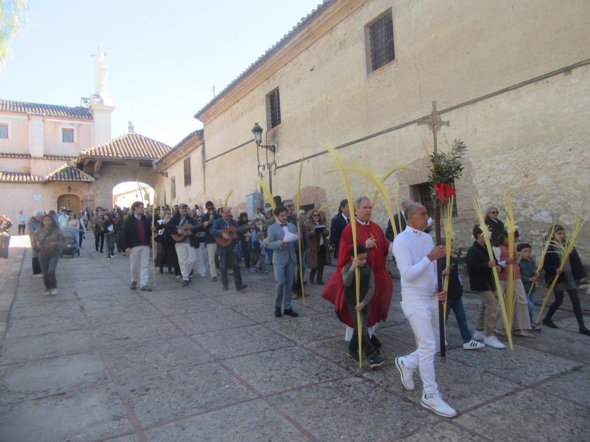 La procesión desde el santuario del Patrón hasta la iglesia de San Miguel.