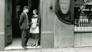 Homar y Munt, ella aún como dependienta de la pastelería, en una escena que fue rodada en la calle de Consell de Cent a falta de una localización mejor en Gràcia.