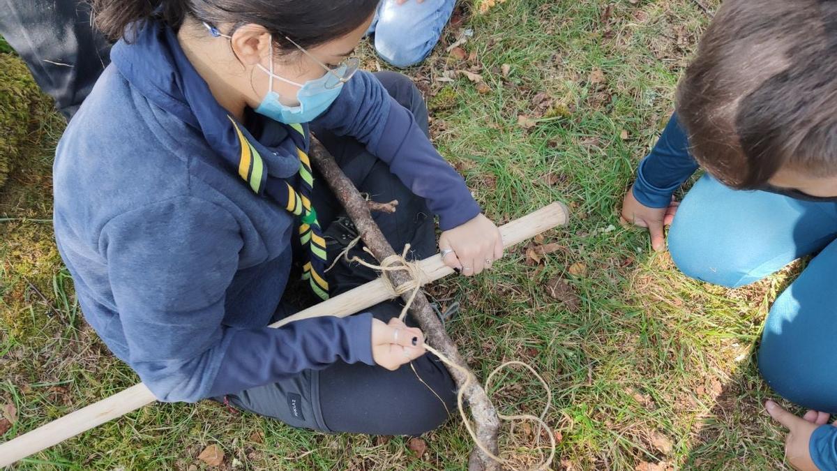 Jóvenes elaborando material para el campamento en Forcarei. //FdV