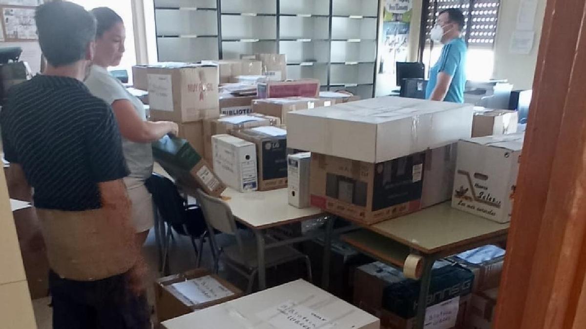 Empleados del centro han empezado a empaquetar ya los enseres en el viejo bloque del Embajador Beltrán de Almassora.