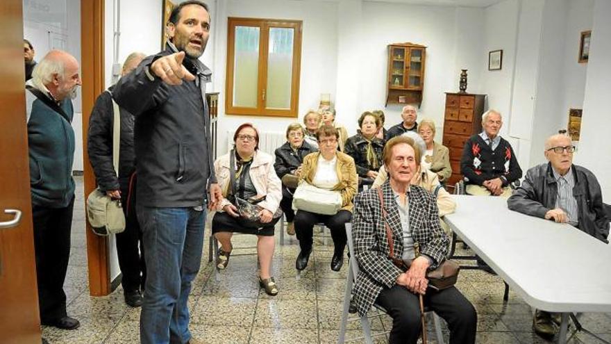 Un grup de gent gran ahir a la Casa de la Pau, que va celebrar una jornada de portes obertes