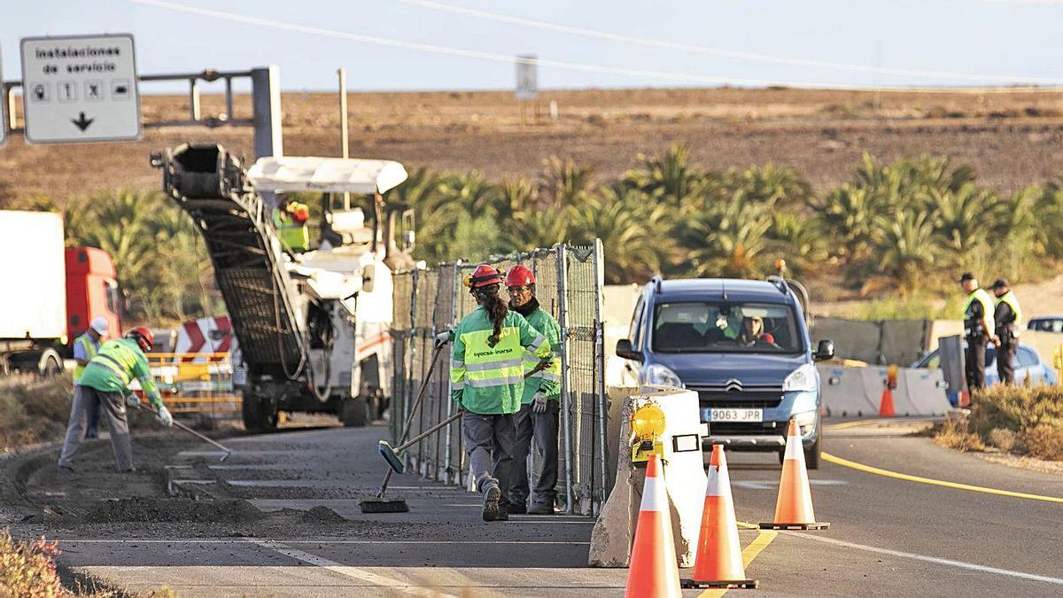 Imagen de las obras de canalización de las tuberías de combustible de la empresa Disa en la urbanización La Hondura.