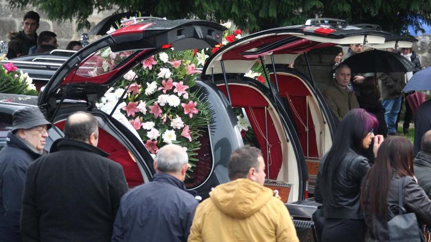 Los tres coches fúnebres, justo antes del funeral celebrado este martes en Callobre.// Bernabé / Cris M.V.