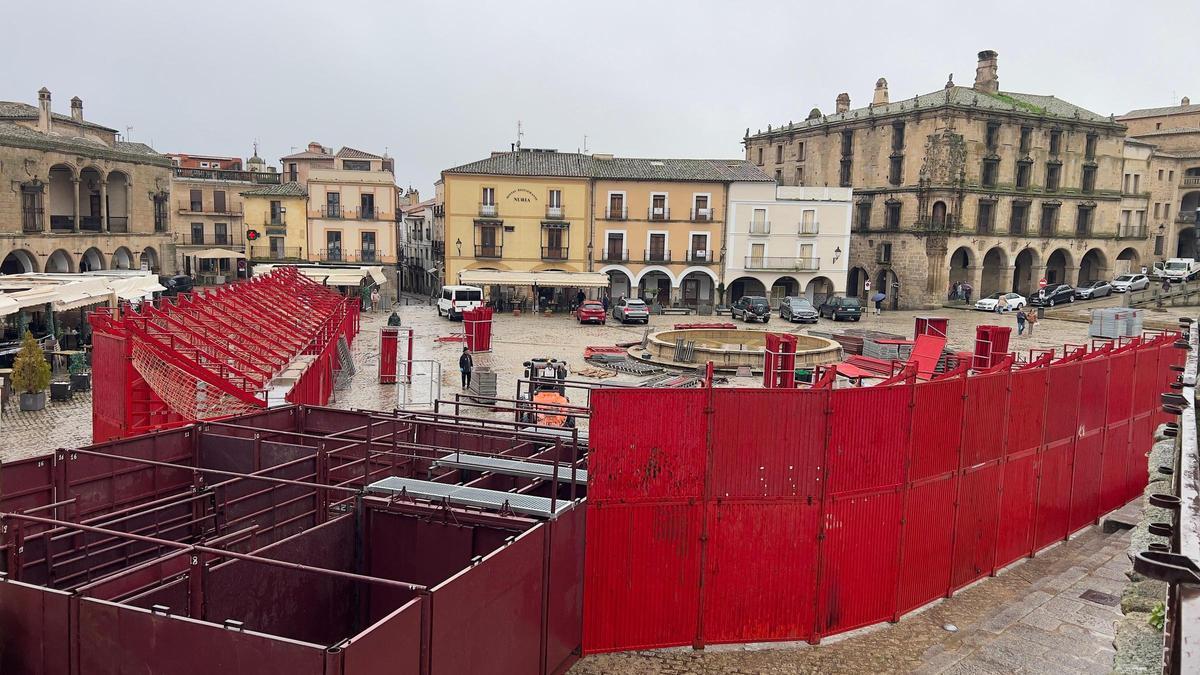 Montaje del coso taurino para los encierros del Carnaval en la Plaza Mayor de Trujillo