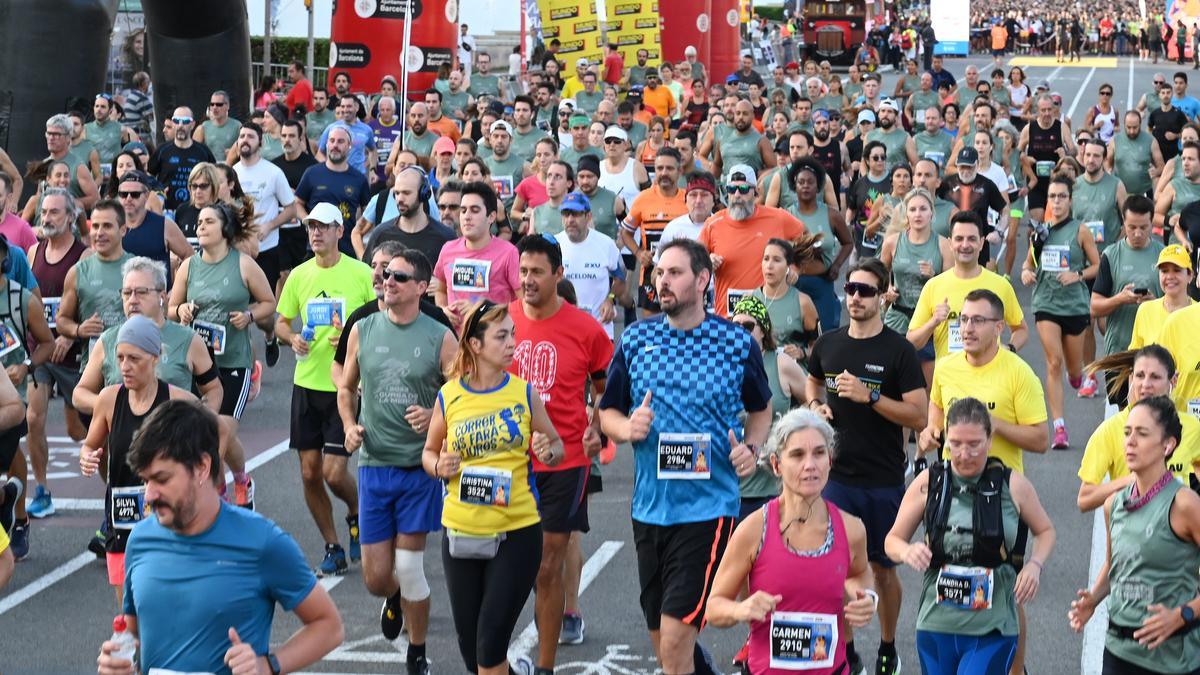 Los corredores toman la salida  desde plaza España