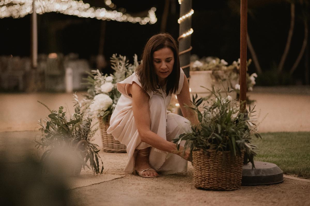 Ana Valiente terminando de decorar uno de sus eventos