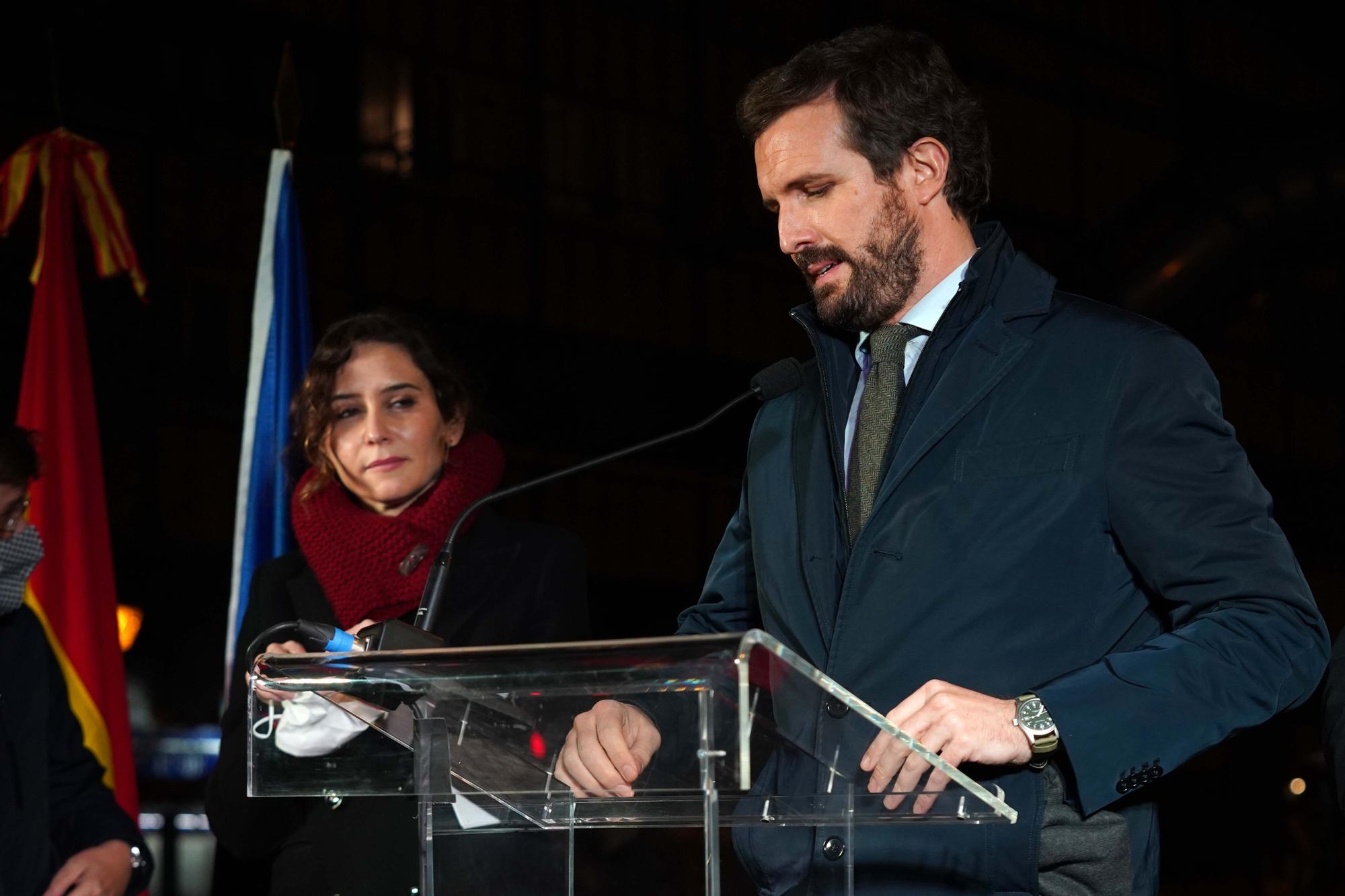 DAVID CASTRO  MADRID  24-01-2 Pablo Casado e Isabel Diaz Ayuso , durante la ofrenda floral por el XXVII aniversario del asesinato por ETA de Gregorio Ordoñez.