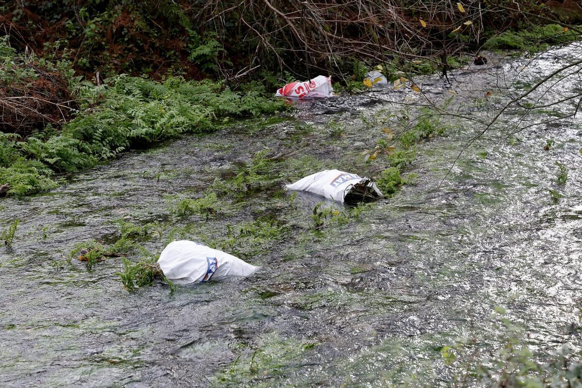 Aparecen varias bolsas de escombros en el río Sarela a su paso por Galeras