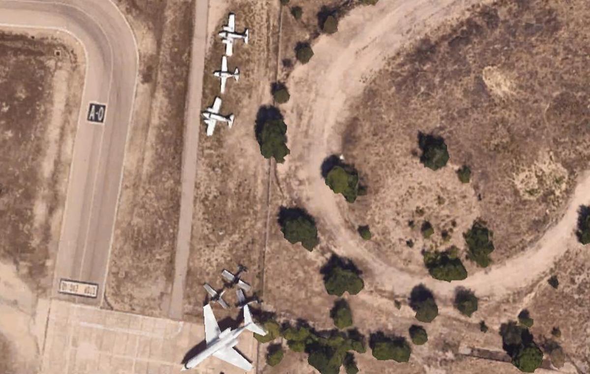 Aeronaves abandonadas en el aeropuerto de Cuatro Vientos de Madrid en una imagen aérea tomada por Google Earth.